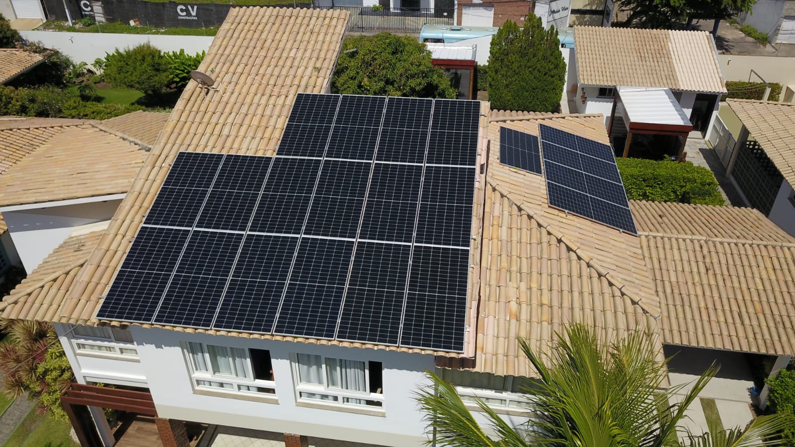 Instalação de energia solar pela Delta G em telhado residencial em Aracaju